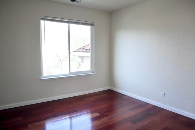 Building Photo - Beautiful 5-Bedroom Home in the Northgate ...