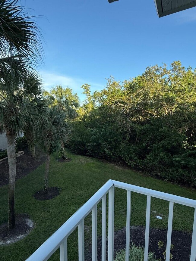 Building Photo - Stunning Sandpiper Bay 2 bed/2 bath end unit condo