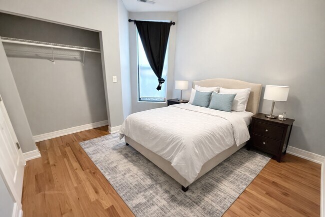 Building Photo - 113 S Paulina St