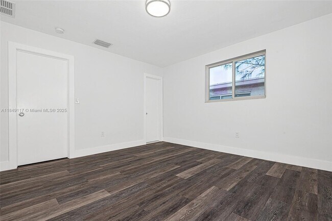 Building Photo - 6910 Bay Dr