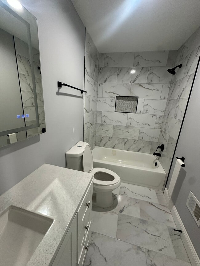 Building Photo - 407 N Lakewood Ave