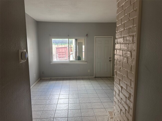 Building Photo - 11136 Village Bend Ln