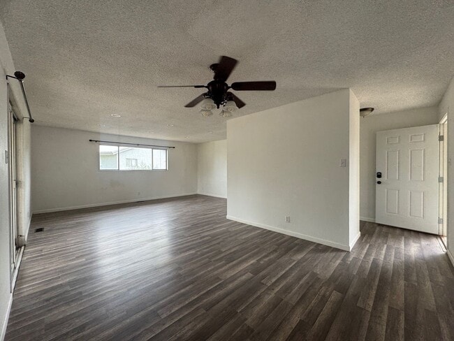 Building Photo - 1002 Av. Manana