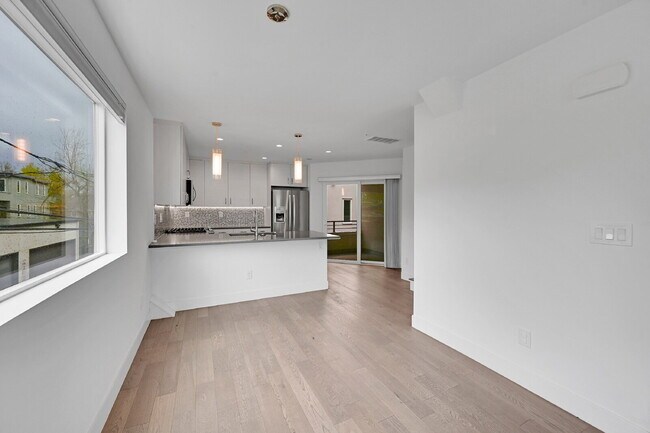 Building Photo - $3,495 = 2 Bed, 2 Bath Townhome in Denver ...