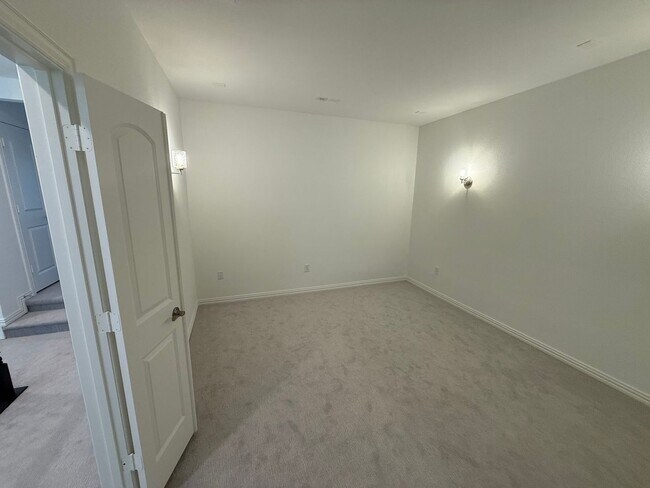 Building Photo - 5 Bedroom, Great Price!