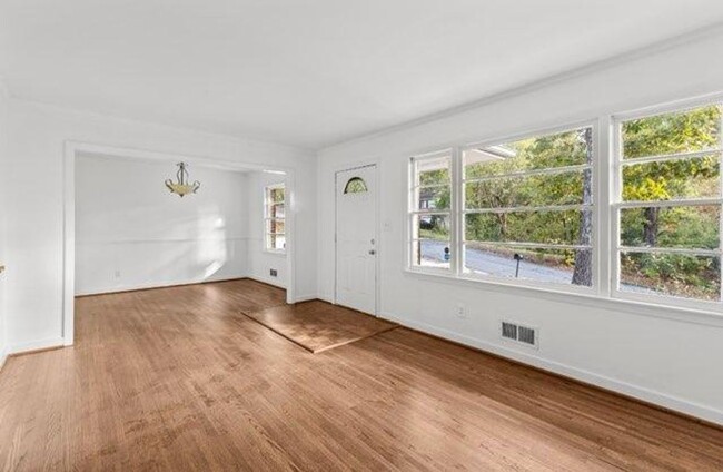 Building Photo - Charming and Newly Renovated 4 Bedroom 1 B...