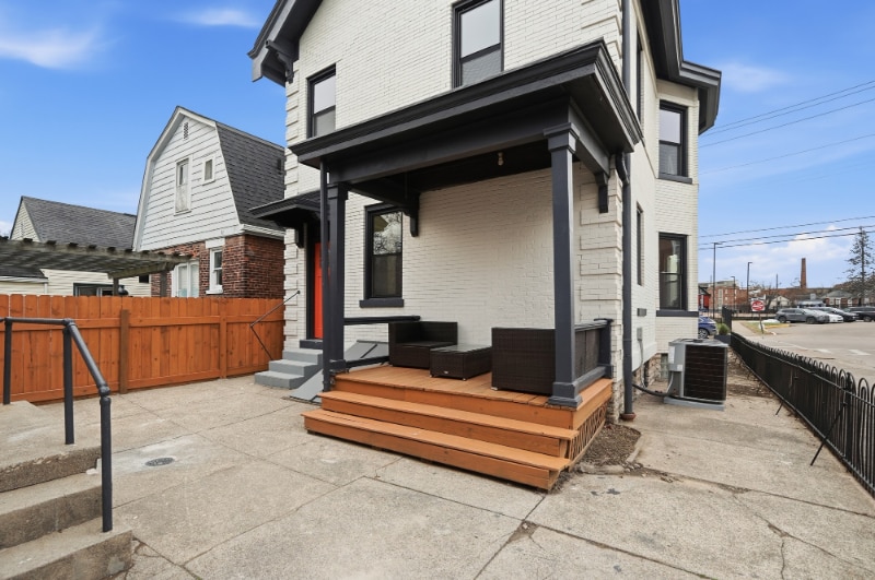 Building Photo - 402 E 18th St