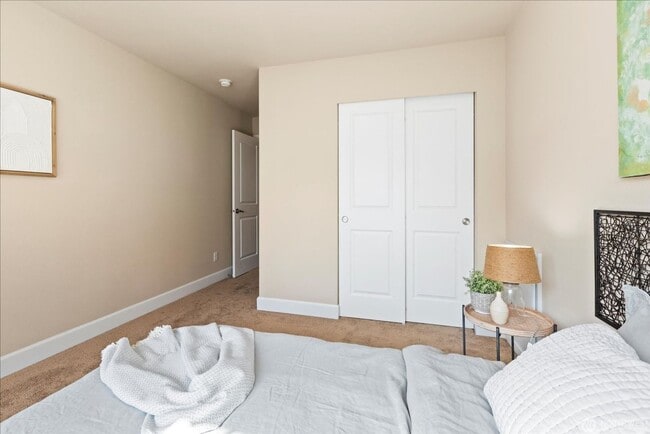 Building Photo - 3BD/2.5BTH Modern Townhouse in Greekbrooke...