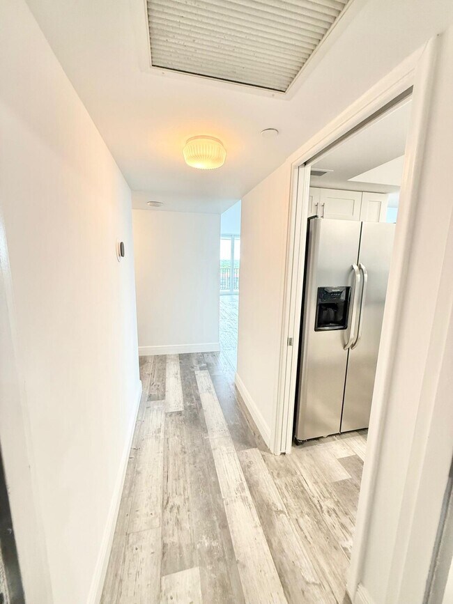 Building Photo - 1150 Hillsboro Mile