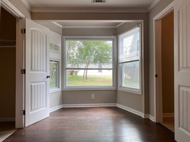 Building Photo - Germantown / Salemtown House for Rent!  2 Beds w/ extra rooms  + 2 full baths!