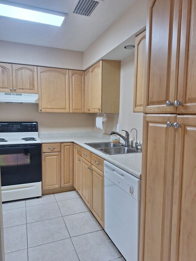 Building Photo - VERY WELL MAINTAINED FLORIDA SHORES 2BR 1BA DUPLEX FOR RENT