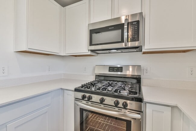 Building Photo - Immaculate 4 bedroom home in Becker Fields!