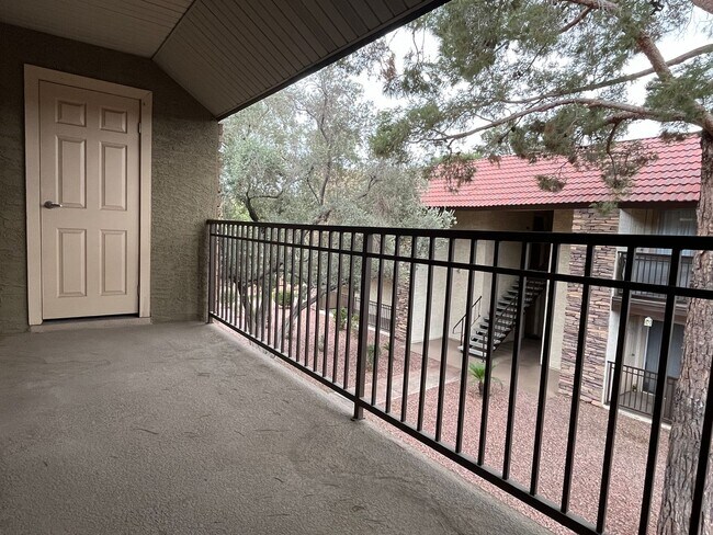 Building Photo - 2 Bedroom, 1 Bath Condo
