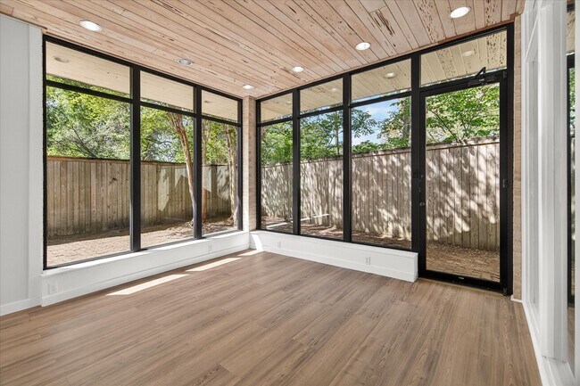 Building Photo - 147 Valley Dr