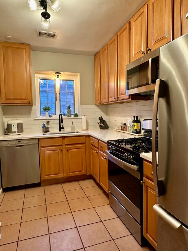 Building Photo - 7535 York Dr