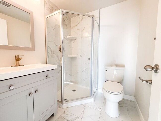 Building Photo - Stunning and Spacious 3BR 3BA Townhouse w/ Quartz Kitchen + Garage Parking + Modern Finishes in E...