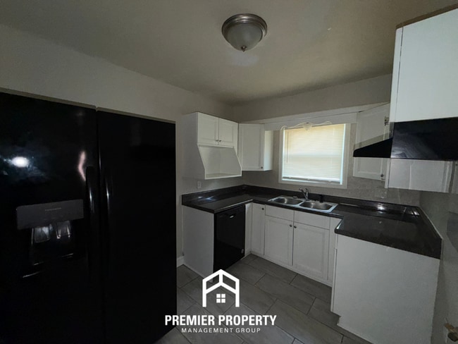 Building Photo - Charming 3BR Home in 38117 | Hardwood Floors & Large Fenced Backyard