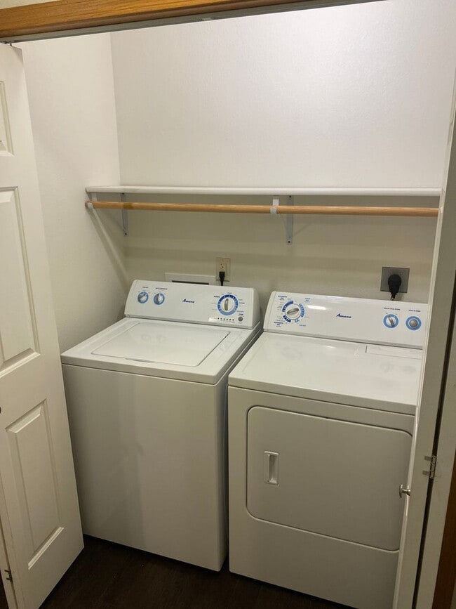 Building Photo - 2 Bedroom /1 Bath Apartment!