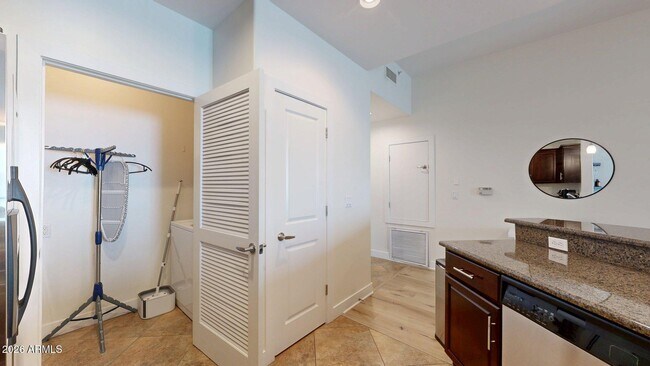 Building Photo - 945 E Playa Del Norte Dr