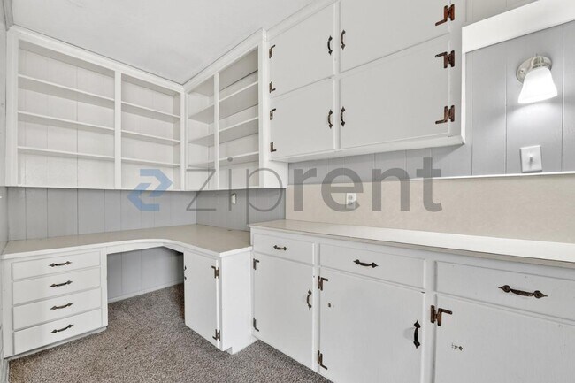 Building Photo - Unit
