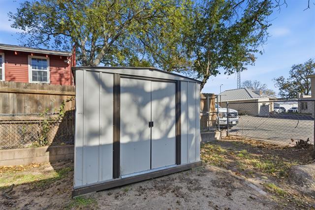 Building Photo - 128 W Oak St