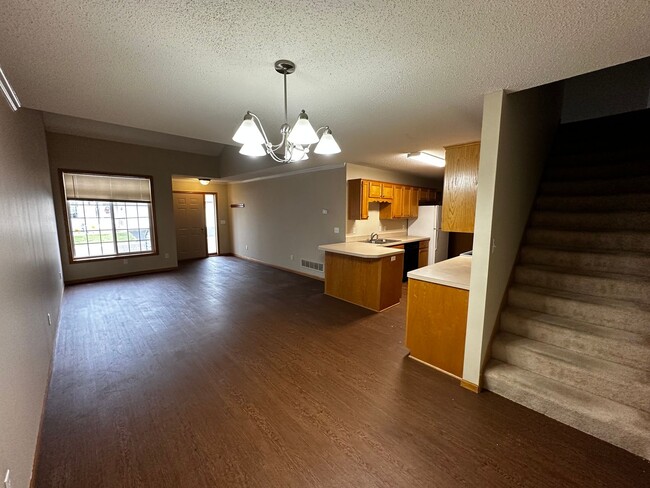 Building Photo - 2 Bed 2 Bath Bonus Den townhome