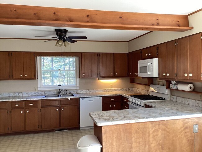 Building Photo - Beautiful Brick Ranch in Desirable Golf Course Community