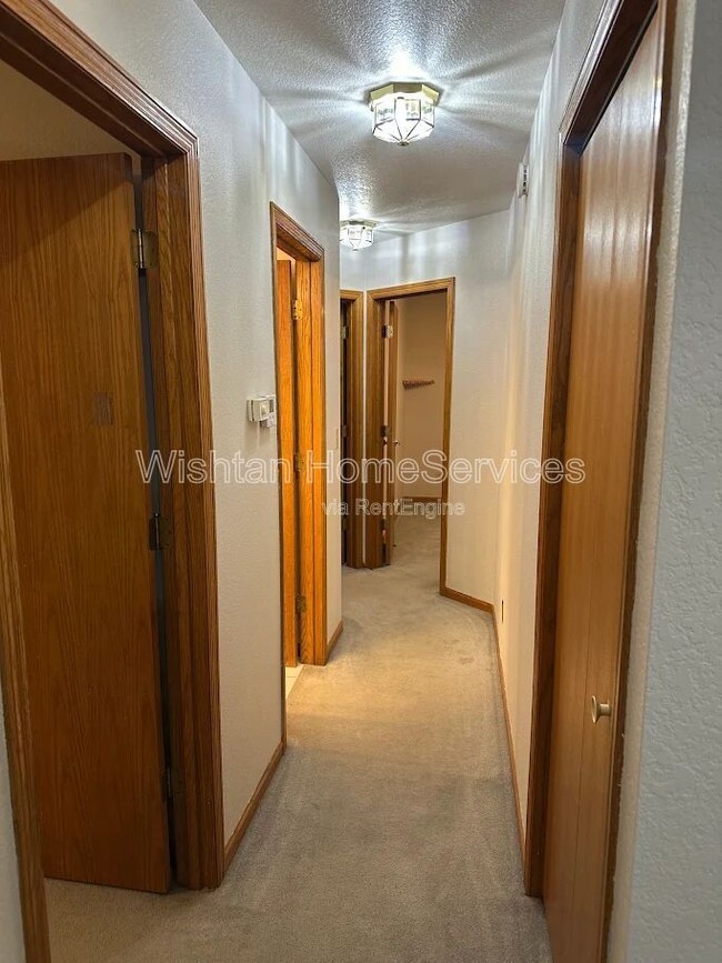 Building Photo - 948 Oakview Dr