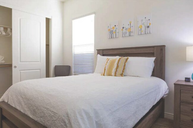 Building Photo - 18519 W Paradise Ln