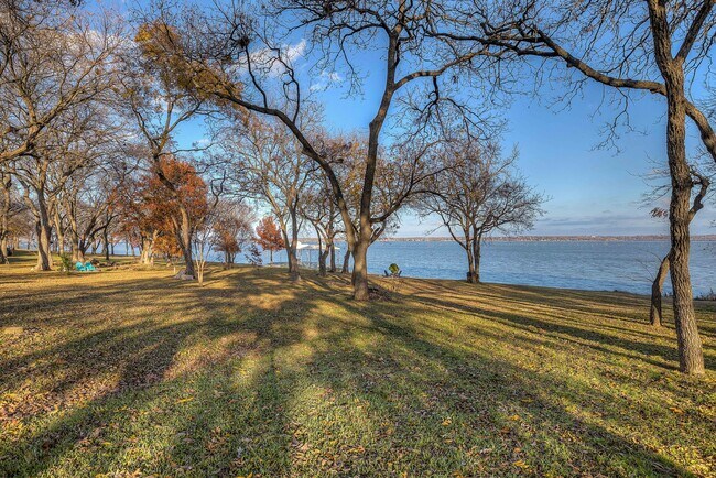 Building Photo - 8606 Columbia Dr