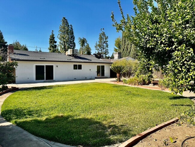 Building Photo - Clovis 3/2 with Large Lot