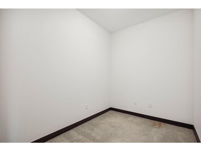 Building Photo - 253 Lake St E