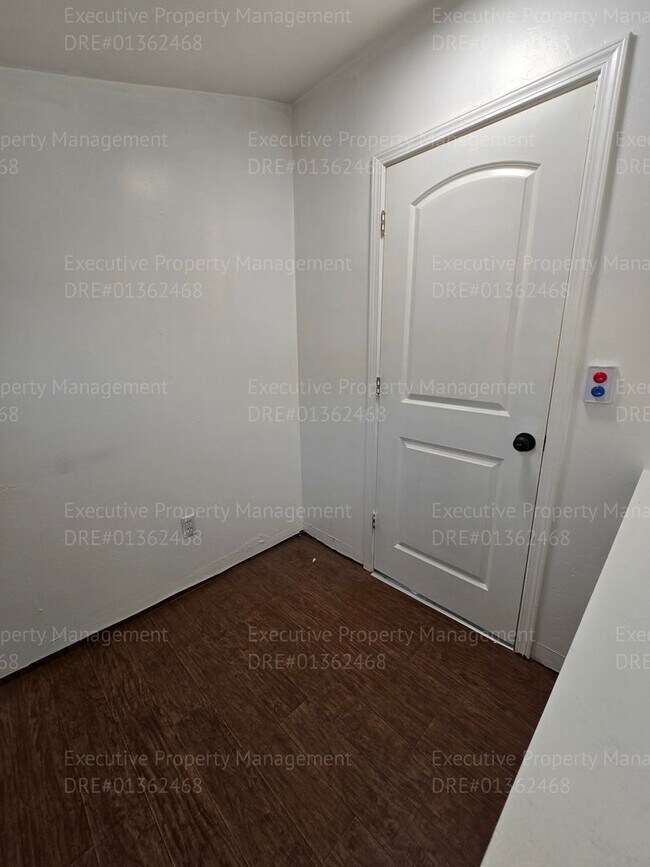 Building Photo - 3 bedroom/ 2.5 bathroom 2 story home.