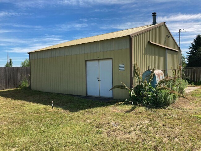 Building Photo - Green Acres Split Level
