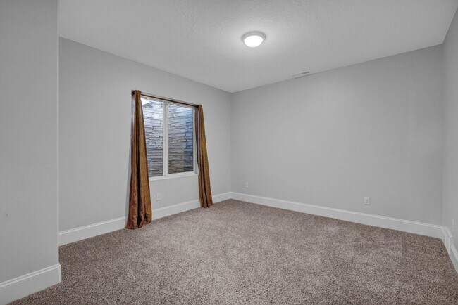 Building Photo - Luxury North Salt Lake Home with Mountain Views, Office & Fully Fenced Yard