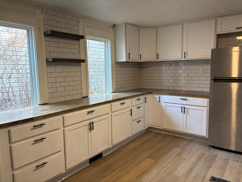 Building Photo - 238 Schiller St