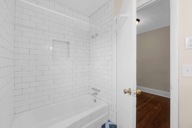 Building Photo - "Beautiful 3-Bedroom, 2-Full Bath Duplex Featuring Hardwood Floors and a Fenced Yard!"