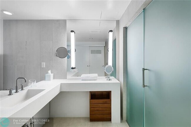 Building Photo - 3101 Bayshore Dr