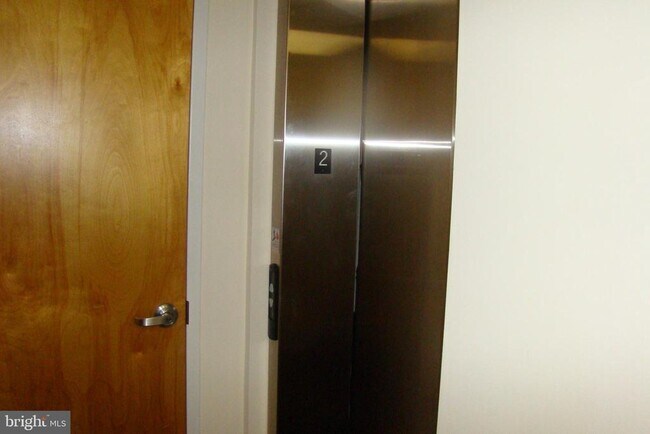 Building Photo - 2 W Gay St