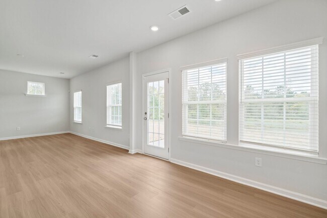 Building Photo - Almost Brand New Home 4 Bedroom with 2.5 b...