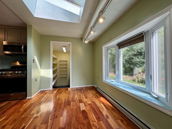 Building Photo - Quaint Cottage steps Away From VT Campus