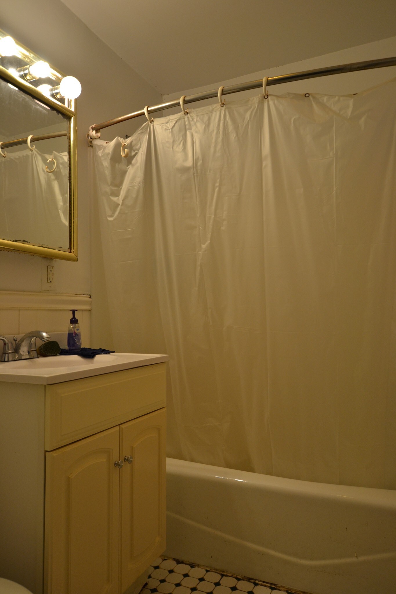 Building Photo - 322 St Paul St