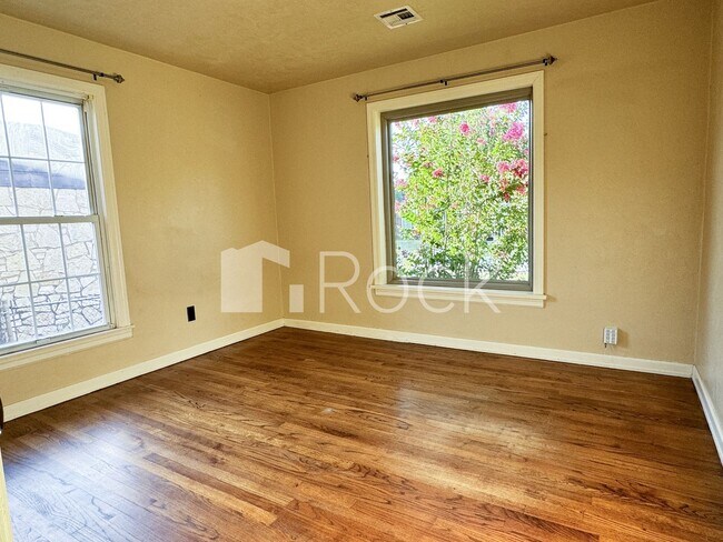 Building Photo - 2 Bedrooms plus Bonus Room near Mayfair Area in NW OKC