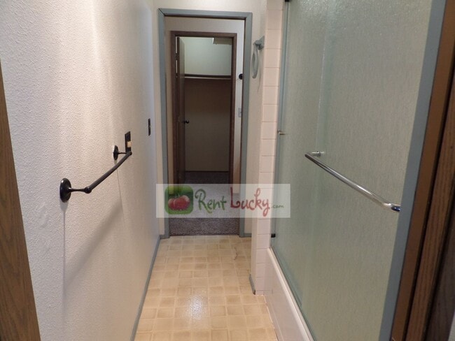Building Photo - Cute Duplex with Attached Garage in Brown'...