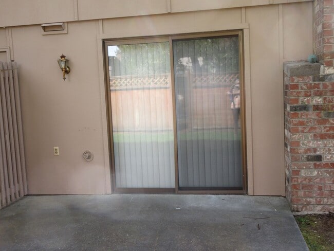 Building Photo - Steilacoom Gardens (HOA), 2 bedroom, 1 bath Townhome Style Condo. $300 off of the 1st full month ...