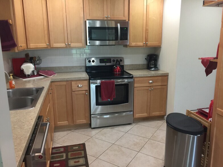 Tiled kitchen floors - 7288 Beechtree Ln