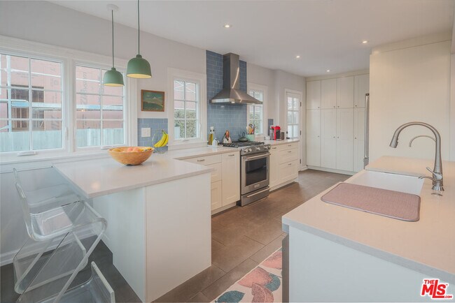 Building Photo - 513 N Mansfield Ave