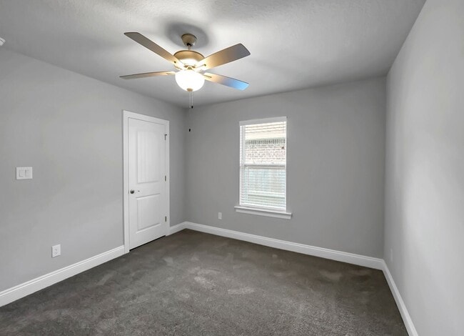 Building Photo - Stunning Rental in Navarre!