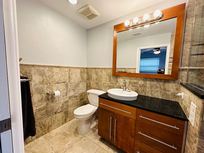 Building Photo - Private Pool 2 Bedroom/2 Bathroom - Close ...