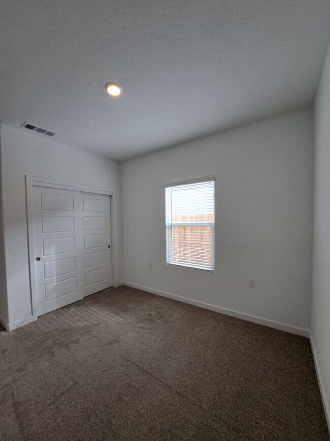 Building Photo - Stunning 3-Bedroom Single-Level Home in Fresno with Solar!